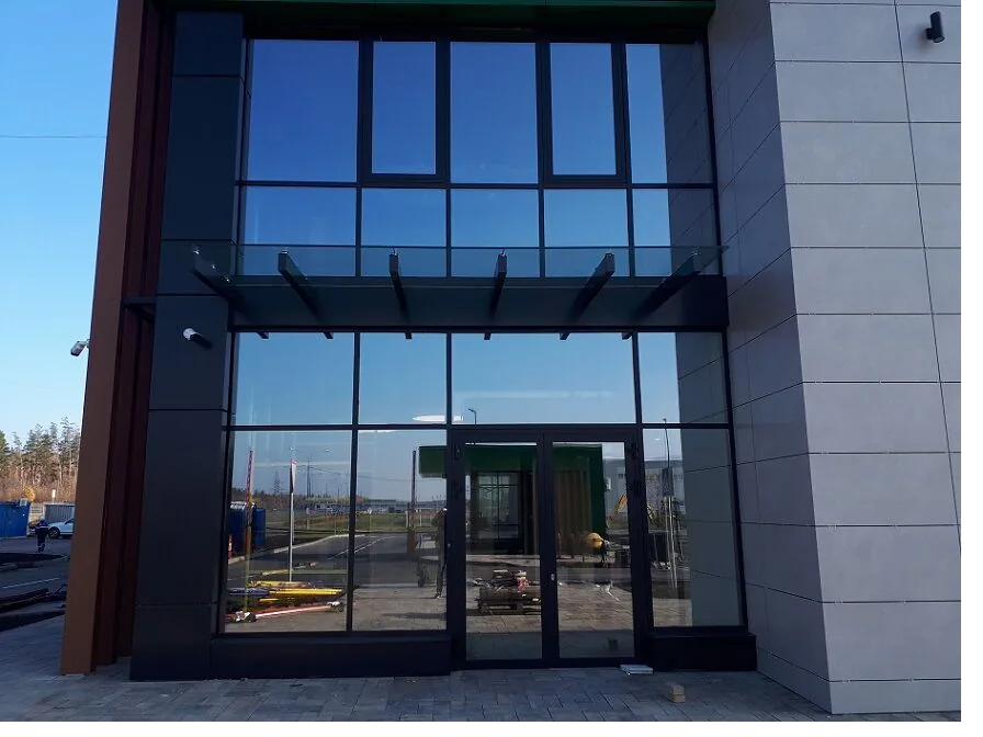 Фасадное остекление с козырьком